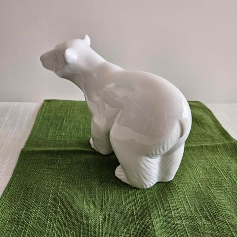 Isbjørnfigur i porselen