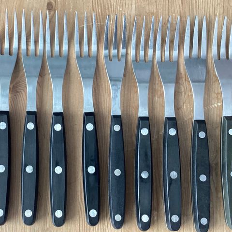 9 meget flotte KNIVER, SORT skaft. L. 20 cm, B 2 cm og 1,5 cm.  Hele og fine!