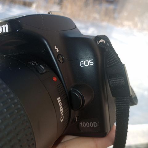 Canon EOS 1000D + Canon EF75-300mm f/4-5.6 III med Kamerabag SELGES SAMLET