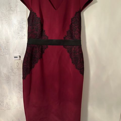 Flatterende rød kjole fra Dorothy Perkins, brukt 1 gang.