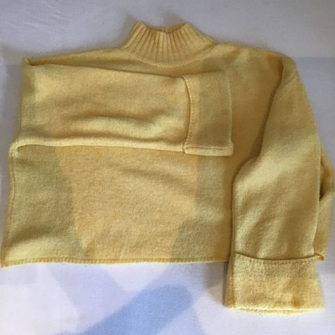 Gul strikket genser