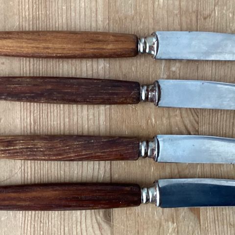 4 fine FRUKTKNIVER m/ TEAK SKAFT - REKORD, lengde 18 cm. Pent brukt.