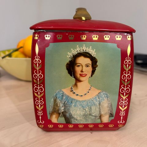 Dronning Elizabeth toffee tin, Edvard Sharp & Sons