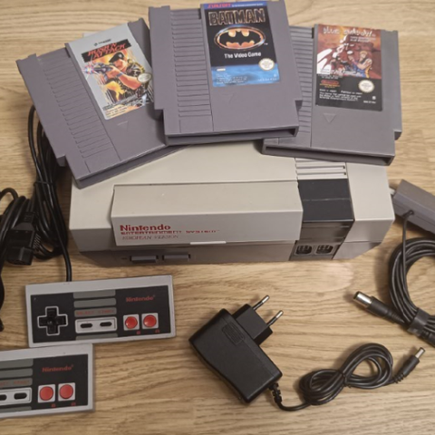 Nintendo NES sonefri konsoll med 3 spill og 2 kontrollere