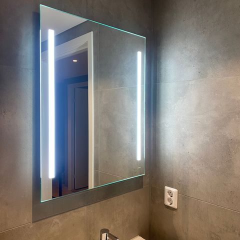 Speil med LED-lys