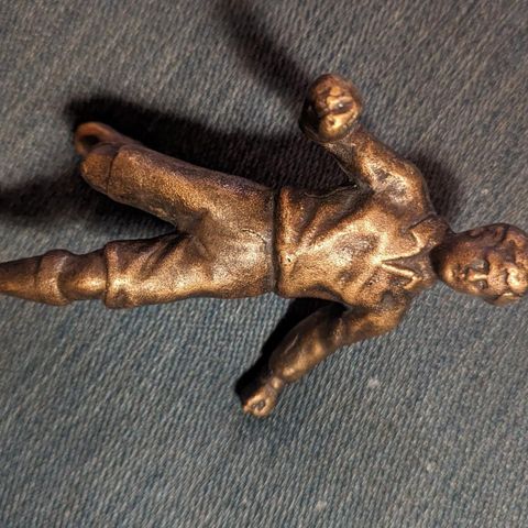 Bronsefigur av fotballspiller, 1930-tallet