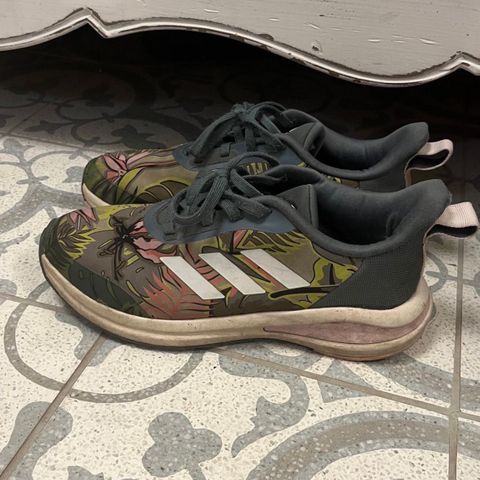 Adidas sko