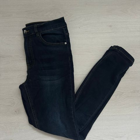 Jeans fra BikBok