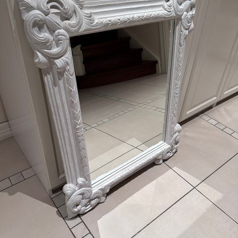 Dekorativt speil selges billig !