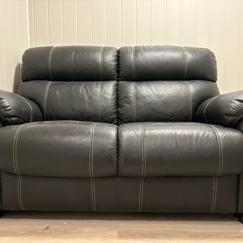 Sofa i sort skinn