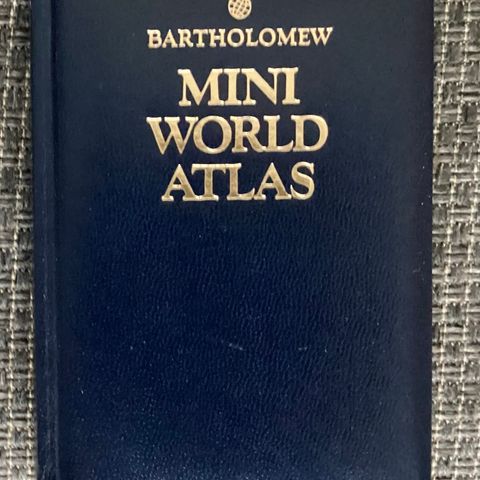 MINI WORLD ATLAS. 1990. H. 15,5 cm, B. 10,5 cm,, T. 2 cm. PÅ ENGELSK, 220 gram