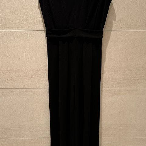 Pent brukt svart jumpsuit i str XS