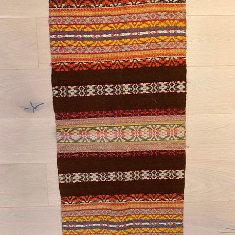 Vevd løper ull 108cm x 50cm + 5 cm rufser i hver ende