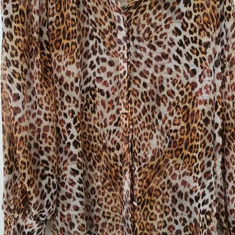 Bluse i leopardmønster fra Guess