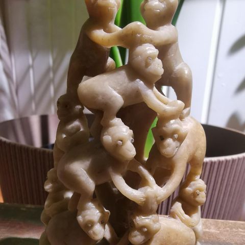 Liten vintage kinesisk håndskåret apefigur i kleberstein. fra 70-80tallet