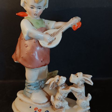 Vintage porselen figur 30-40 tallet. Pike med lutt.