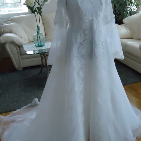 Hvit brudekjole med lang arm.