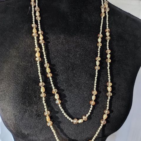 Dame halskjede med perler og swarovski -krystaller.