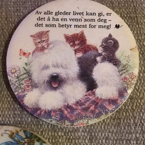 Store magneter med tekst i porselen.