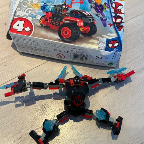 To sett med spiderman lego