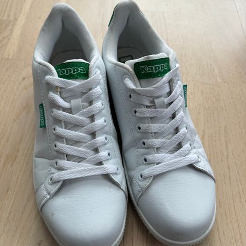 Hvite sneakers frå Kappa str 40