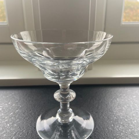 Brynhild champagneglass fra Hadeland Glassverk ønskes kjøpt