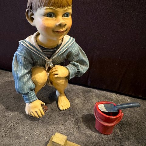 Carl Larsson figur, gutt med matrosdress og leker.