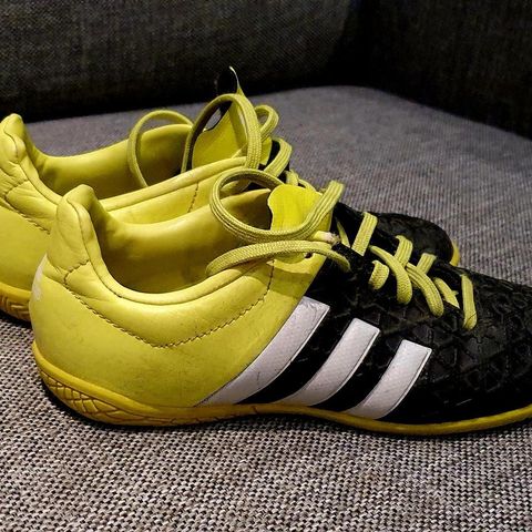 Adidas fotballsko str. 33