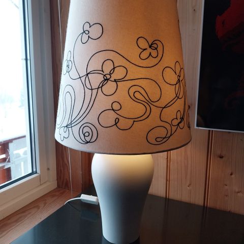 Bordlampe ,hvit med blomster broderier på lampe skjerm