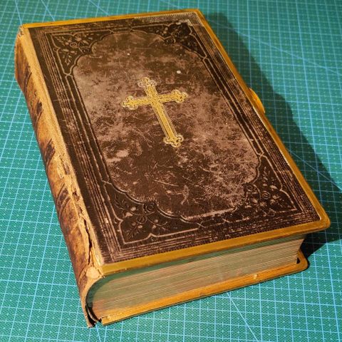 Bibel fra 1879 metallbeslått