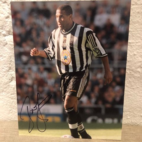 Newcastle United - John Barnes signert 20x25 cm fotografi med COA