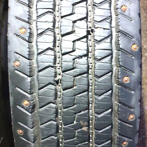 2 stk. 225/75 17.5 Bridgestone M788 piggdekk med midtseip