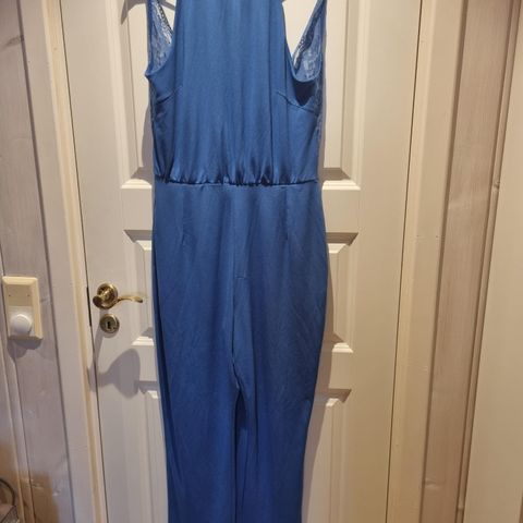 Jumpsuit/buksedress fra BikBok selges