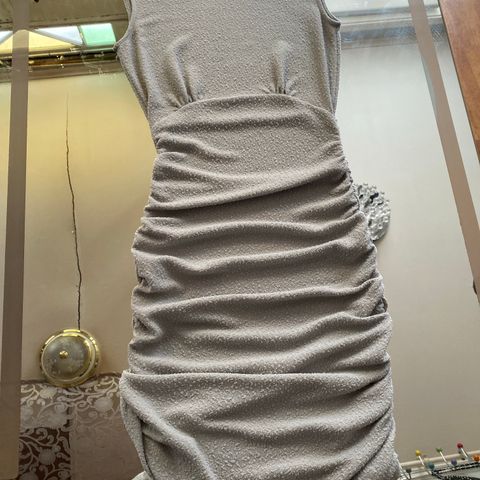 grå kjole