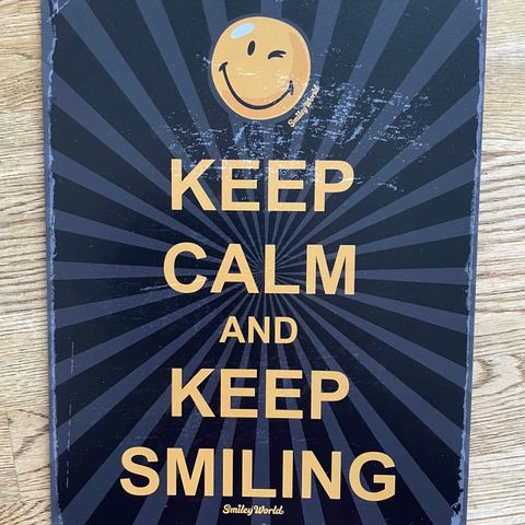 Metallskilt «Keep calm and keep smiling»