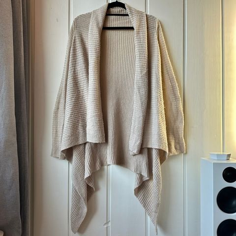 3 for 2 under 50 - Ribbestrikket, drapert cardigan