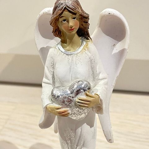 Nydelig engel i keramikk - H: 20 cm.