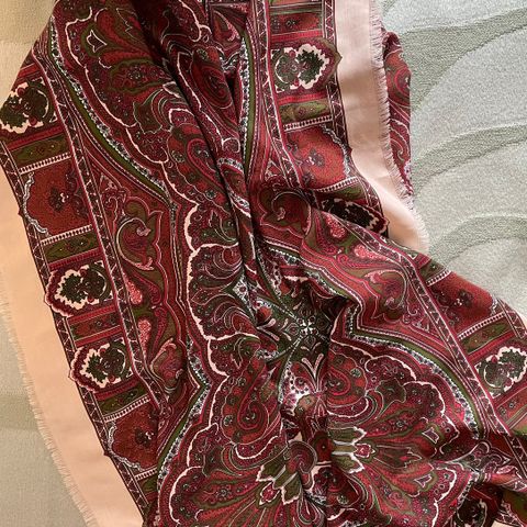 Paisley mønstret skjerf i brun/rød/beige 115x110 cm