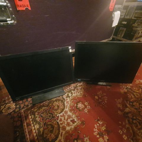 2 stk eldre pc flatskjermer 20 og 24"(?)