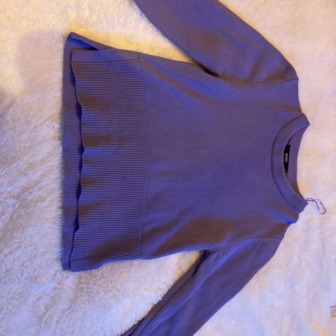 lilla genser fra bikbok