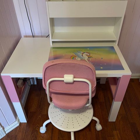 Ikea hvit/rosa skrivebord med hylle, underlag og stol