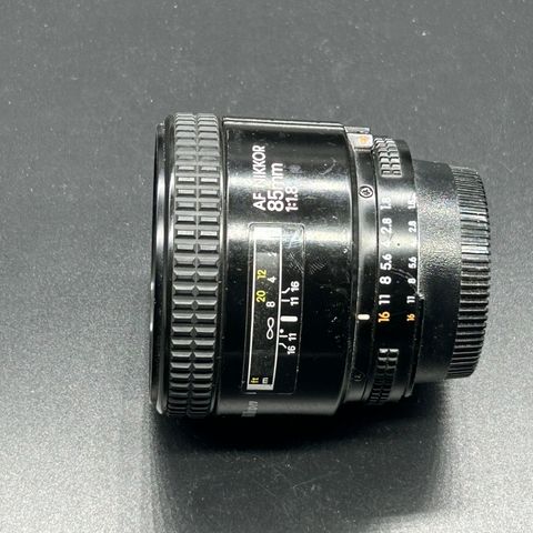 Nikon AF Nikkor 85 mm f/1.8
