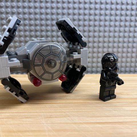 Star Wars LEGO 75161 TIE Striker Microfighter