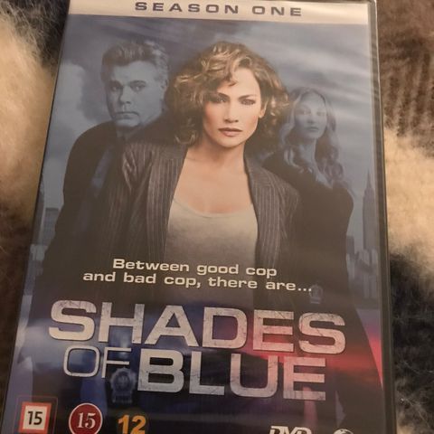 Shades of blue ses 1 DVD