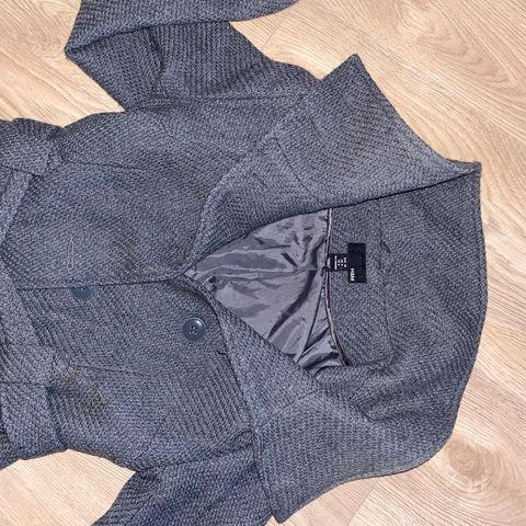 Vår/høst jakke grå HM selges for 100kr