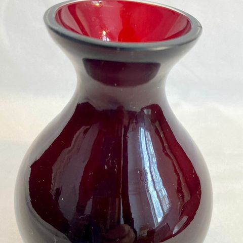 Dekorativ mørk RØD vase i glass 12 cm høy
