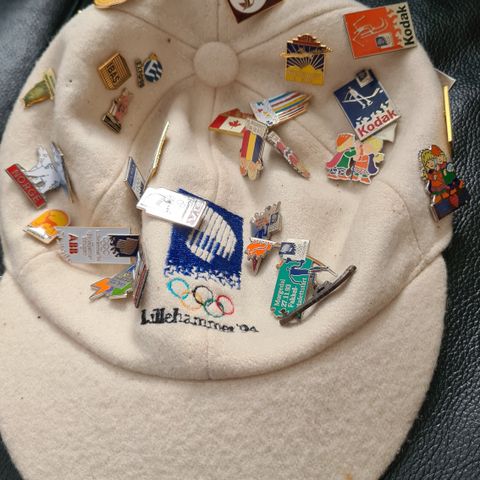 OL 1994 CAPs og hatt fulle av pins . Kom med BUD ? Pris ?