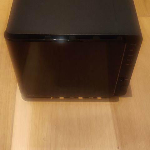 Synology DS414 NAS med 4 stk. HDD selges