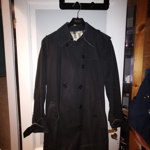 Klassisk svart Burberry trench coat