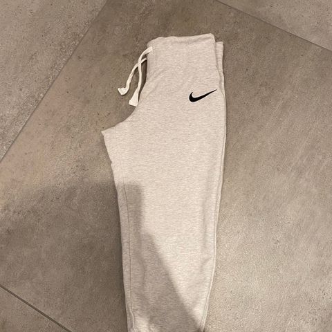 Nike knebukse